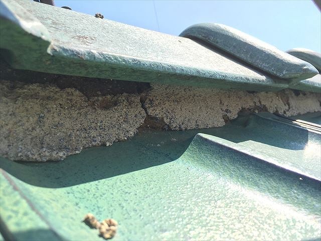 棟の下の漆喰が劣化